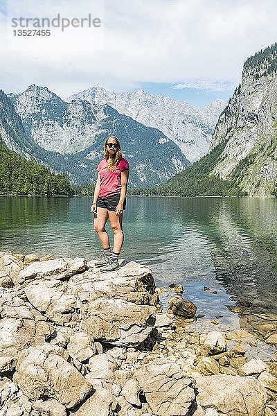 Wanderer steht am Ufer des Obersees  hinter dem Watzmann  Nationalpark Berchtesgaden  Berchtesgadener Land  Oberbayern  Bayern  Deutschland  Europa