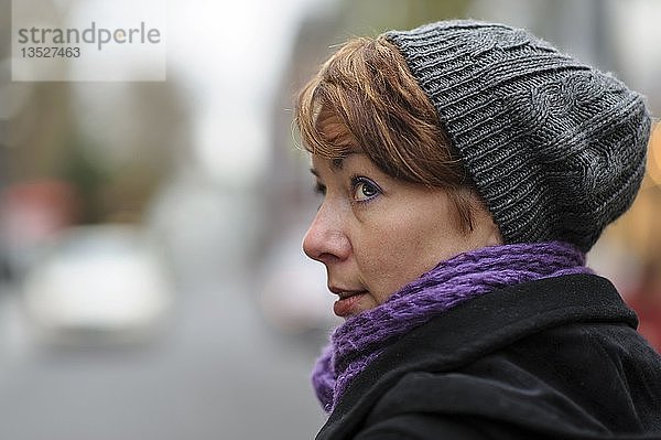 Porträt einer jungen Frau mit Hut und Kopftuch  Grevenbroich  Nordrhein-Westfalen  Deutschland  Europa