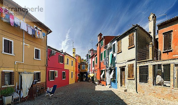 Panoramablick auf die Stadt und die bunt bemalten Häuser von Burano  Venedig  Italien  Europa