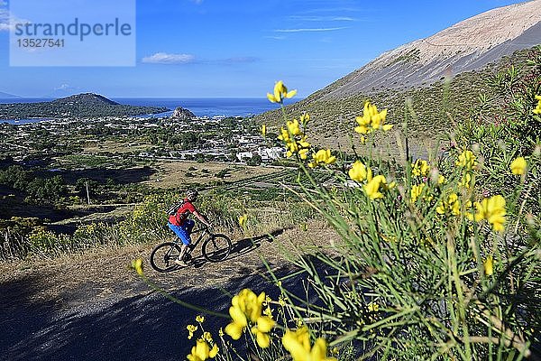 Radfahrer auf dem Monte Lentia mit Blick auf die Insel Vulcano  Liparische oder Äolische Inseln  Sizilien  Italien  Europa