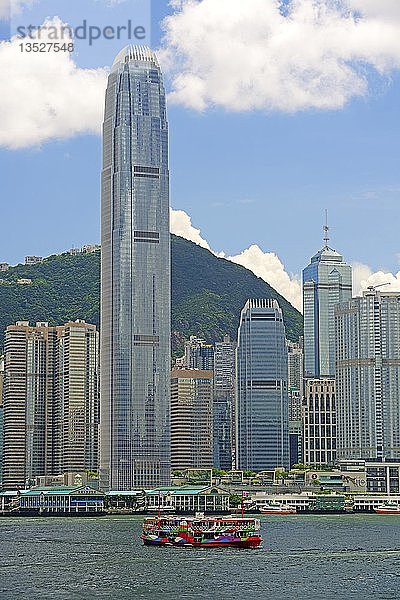 Skyline der Insel Hongkong und des Hongkong-Flusses  mit dem IFC 2 Tower  Kowloon  Hongkong  China  Asien