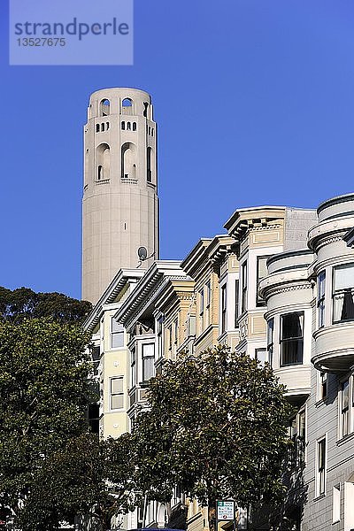 Viktorianische Häuser vor dem Coit Tower  einem Aussichtsturm  San Francisco  Kalifornien  USA  Nordamerika