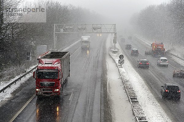 Autobahn A46 im Winter mit starkem Schneefall  Grevenbroich  Nordrhein-Westfalen  Deutschland  Europa