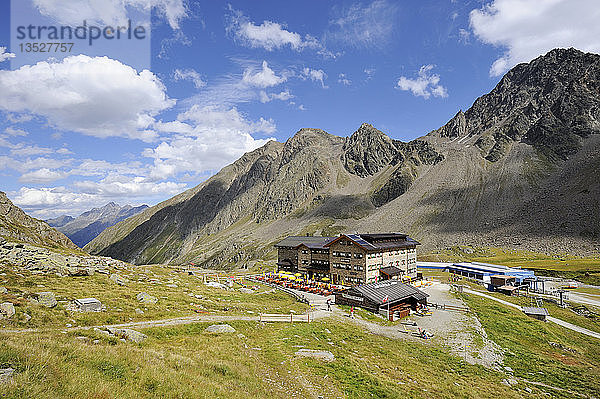 Dresdner Hütte  erbaut 1887  auf dem Stubaier Höhenweg auf 2308m  unterhalb des Stubaier Gletschers  Tirol  Österreich  Europa