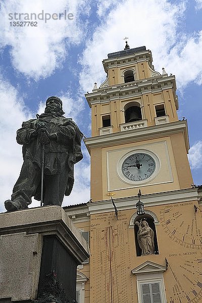 Garibaldi-Statue auf der Rückseite des Uhrenturms des Gouverneurspalastes  Piazza Garibaldi  Parma  Emilia-Romagna  Italien  Europa