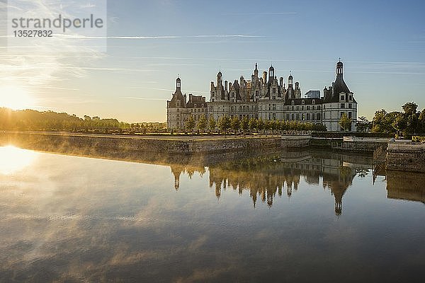 Schloss Chambord  Nordfassade  Sonnenaufgang  UNESCO-Weltkulturerbe  Loire  Departement Loire et Cher  Region Centre  Frankreich  Europa