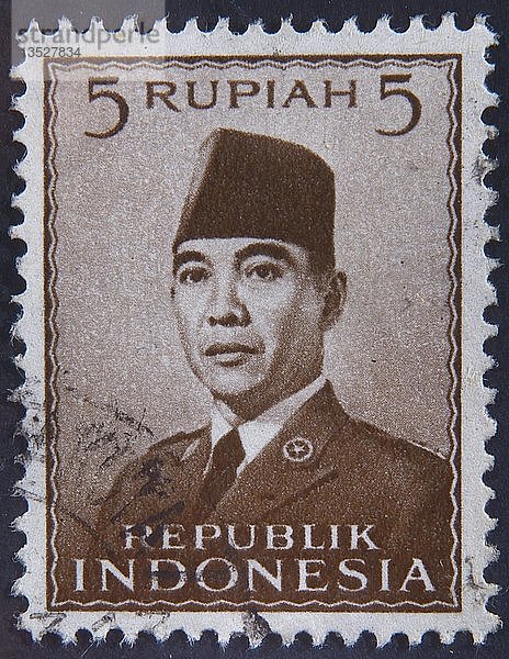 Sukarno  Präsident von Indonesien  Porträt auf einer indonesischen Briefmarke  Schweden  Europa