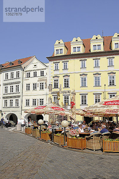 Straßencafé und historische Fassaden  Altstädter Ring  historisches Viertel  Prag  Böhmen  Tschechische Republik  Europa