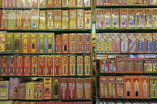 Verschiedene Medikamente in einer typischen Apotheke für traditionelle chinesische Medizin  Kowloon  Hongkong  China  Asien