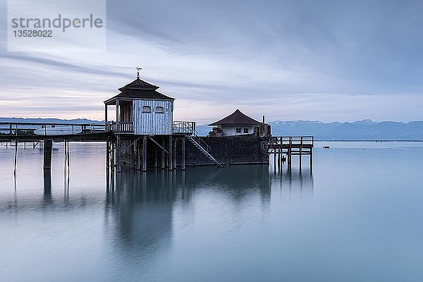 Morgenstimmung am Bodenseeufer mit einer Badehütte  Wasserburg  Bayern  Deutschland  Europa