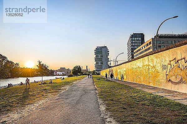 Berliner Mauer  East Side Gallery und die Spree  Berlin-Friedrichshain  Berlin  Deutschland  Europa