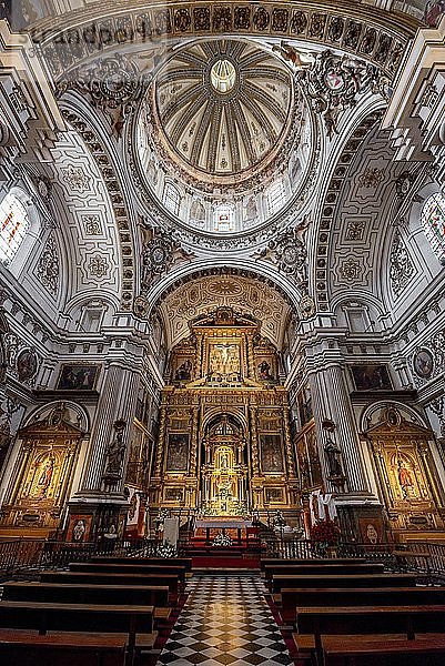 Kirche  Innenraum  Altarraum  Gold und verzierte Decke  Parroquia de Santos Justo y Pastor  Granada  Andalusien  Spanien  Europa