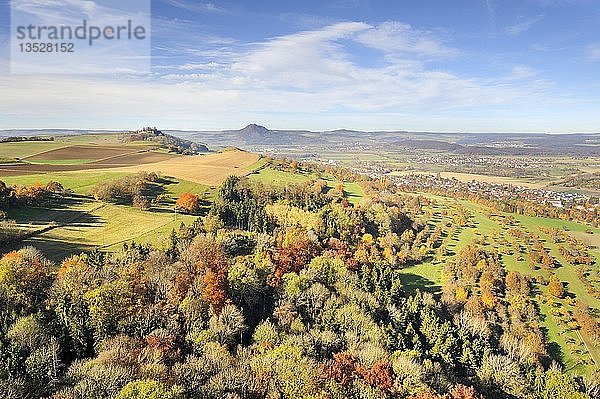 Blick auf die herbstliche Hegauer Landschaft vom Hohenkraehenberg aus gesehen  Landkreis Konstanz  Baden-Württemberg  Deutschland  Europa