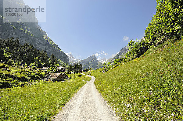 Wanderweg zwischen Wasserauen und Seealpsee  Kanton Appenzell Innerrhoden  Schweiz  Europa