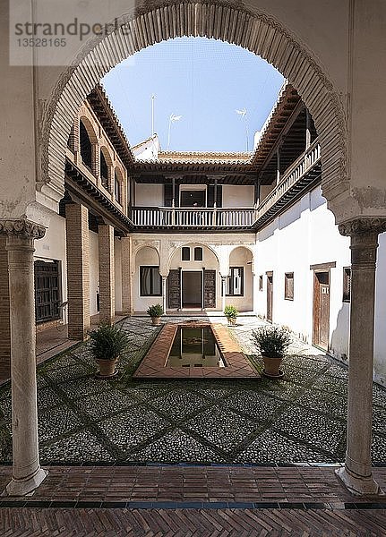 Innenhof  Cuesta del Chapiz  Schule für Arabische Studien  Granada  Andalusien  Spanien  Europa
