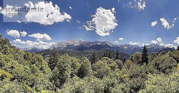 Wettersteingebirge vom Eckbauer Berg aus gesehen  Eckbauer  Garmisch-Partenkirchen  Oberbayern  Bayern  Deutschland  Europa