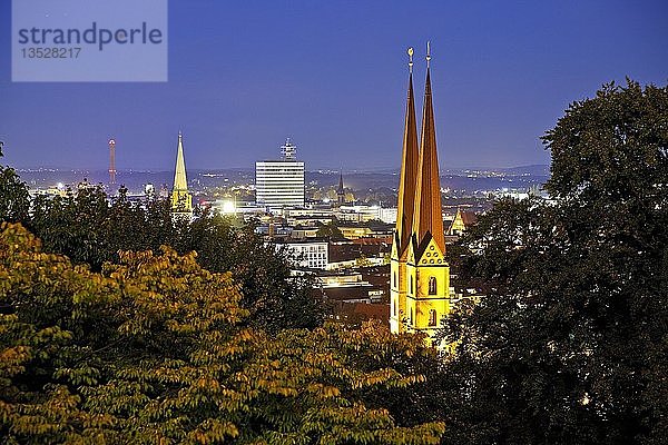 Stadtansicht mit Marienkirche  blaue Stunde  Bielefeld  Ostwestfalen-Lippe  Nordrhein-Westfalen  Deutschland  Europa