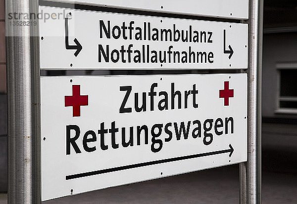 Hinweisschild  Krankenwagen in einer Klinik  Wegweiser zum Notarztwagen  Notaufnahme  Deutschland  Europa