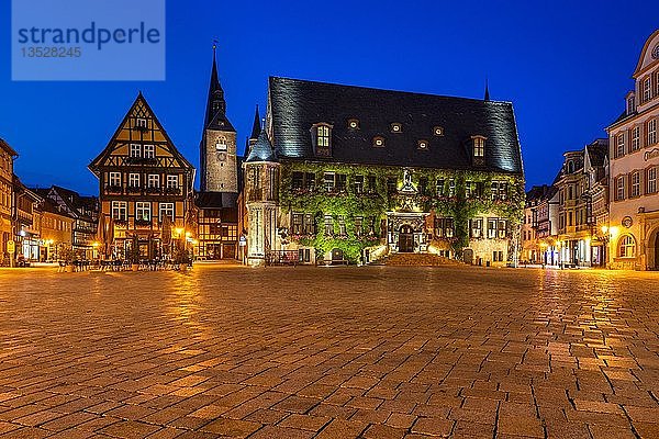 Markt mit Rathaus und Marktkirche  Nachtaufnahme  UNESCO-Welterbe  Quedlinburg  Harz  Sachsen-Anhalt  Deutschland  Europa