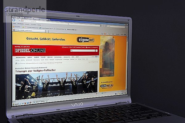 Website  Spiegel online Webseite auf dem Bildschirm eines Sony Vaio Laptops  ein deutsches wöchentliches Nachrichtenmagazin