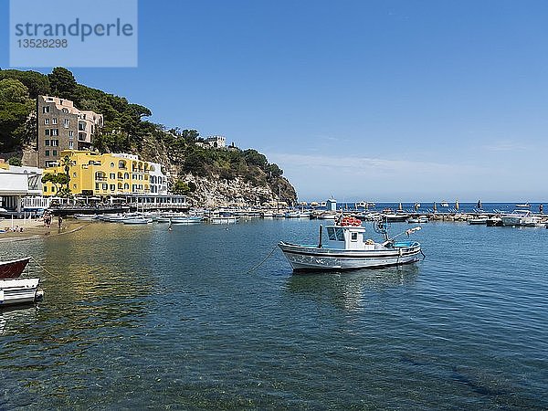 Corso Angelo Rizzoli  Strand mit Hafen  Lacco Ameno  Insel Ischia  Golf von Neapel  Kampanien  Italien  Europa