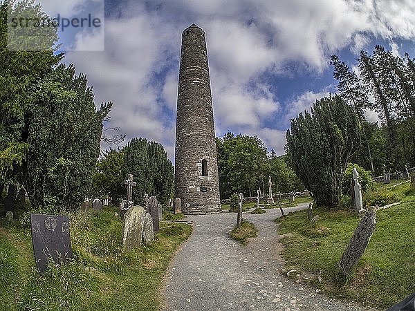 Rundturm und Friedhof des Klosters Glendalough  Grafschaft Wicklow  Irland  Europa