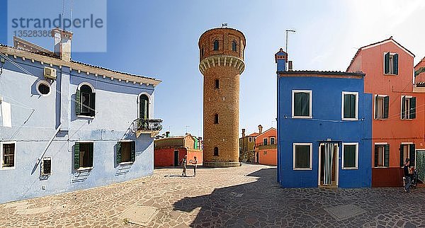 Panoramablick auf die Stadt mit bunt bemalten Häusern von Burano  Venedig  Italien  Europa