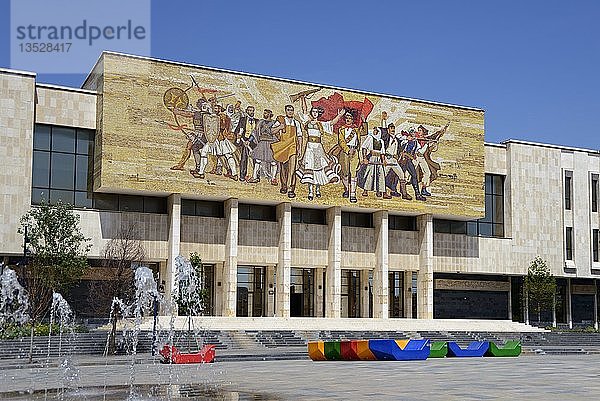 Nationales Geschichtsmuseum mit Shqiptarët-Mosaik  Die Albaner  Muzeu Historik Kombëtar  Skanderbeg-Platz  Tirana  Albanien  Europa