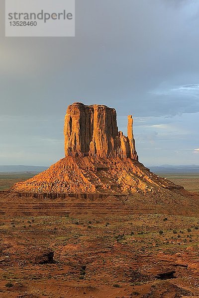 West Buttes im letzten Licht während eines Gewitters  Monument Valley  Arizona  USA  Nordamerika