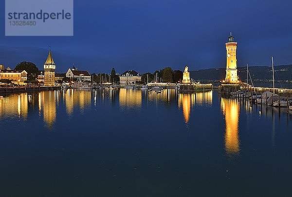 Mangturm  Bayerischer Löwe und Leuchtturm im Hafen  Dämmerung  Wasserspiegelung  Lindau  Bodensee  Bayern  Deutschland  Europa