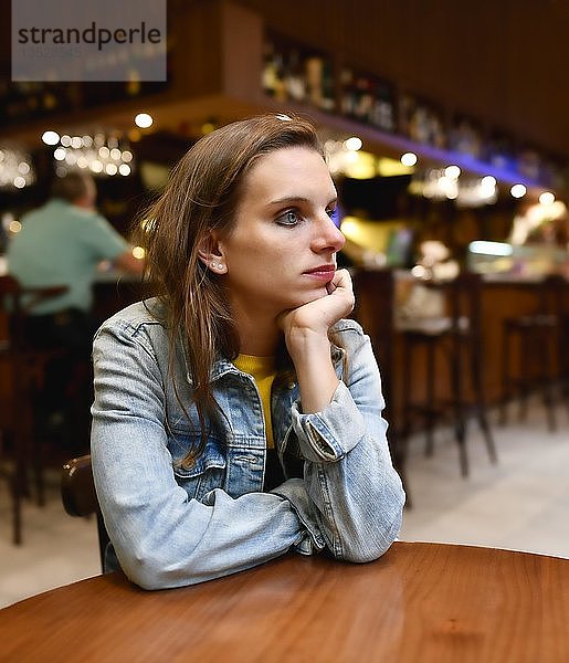 Junge Frau in einer Bar schaut nachdenklich  San Cristobal de La Laguna  Teneriffa  Kanarische Inseln  Spanien  Europa
