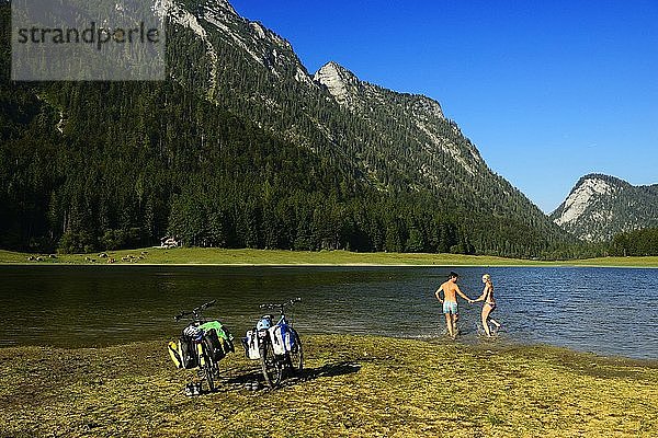 Zwei Radfahrer auf dem Mozart-Radweg  schwimmen im Mittersee  Ruhpolding  Chiemgau  Oberbayern