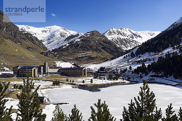 Modernes Touristenzentrum im Tal Vall de Núria  Nordkatalonien  Spanien  Europa