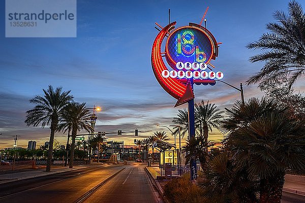 Neon-Leuchtreklame des 18b Arts District bei Sonnenuntergang  Las Vegas Arts District  Downtown  Las Vegas  Nevada  USA  Nordamerika