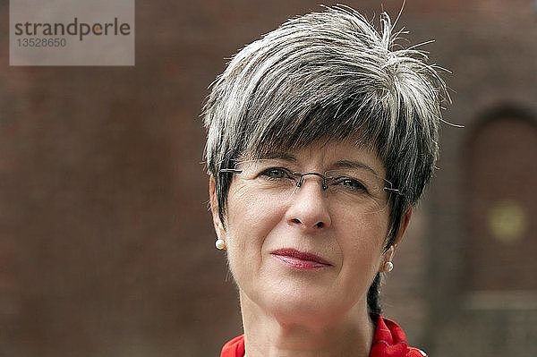 Frau  50+  mit kurzen grauen Haaren und Brille  Porträt