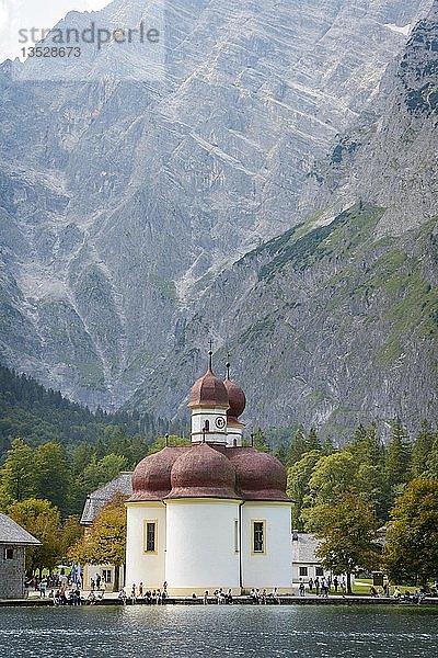 St. Bartholomä am Königssee vor dem Watzmann-Massiv  Nationalpark Berchtesgaden  Berchtesgadener Land  Oberbayern  Bayern