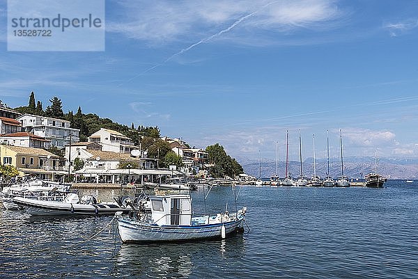 Boote im Hafen  Kassiopi  Insel Korfu  Ionische Inseln  Mittelmeer  Griechenland  Europa