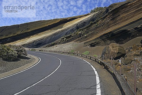 Kurvenreiche Straße durch verschiedene Sandsteinschichten  Vulkan Pico del Teide  Nationalpark Teide  Teneriffa  Kanarische Inseln  Spanien  Europa