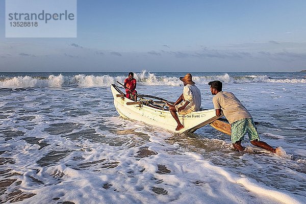 Fischer im Boot in der Brandung  Sri Lanka  Asien