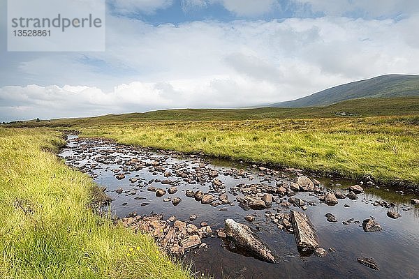 Der Fluss Vagastie in den nördlichen Highlands mit seiner Mündung in Loch Naver bei Altnaharra  Grafschaft Sutherland  Schottland  Vereinigtes Königreich  Europa