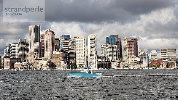 Blick auf die Skyline von Boston  Wolkenkratzer  vor Motorboot auf Boston Main Channel  Boston  Massachusetts  USA  Nordamerika