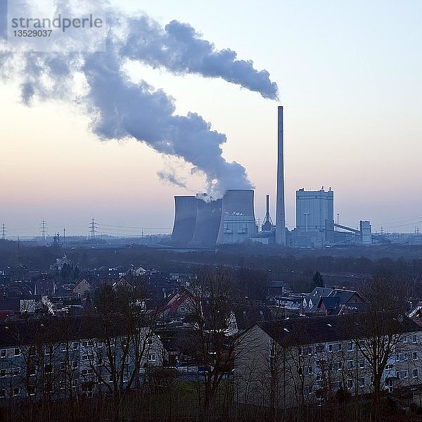 Wohnsiedlung mit dem Kraftwerk Gersteinwerk bei Sonnenuntergang  Hamm  Ruhrgebiet  Nordrhein-Westfalen  Deutschland  Europa