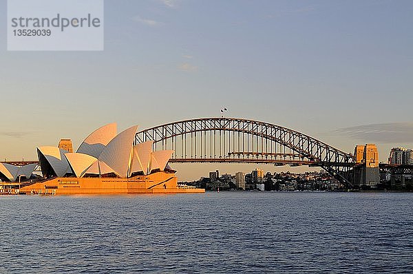 Sydney Opera House und Harbour Bridge bei Sonnenaufgang  Sydney  Australien  Ozeanien