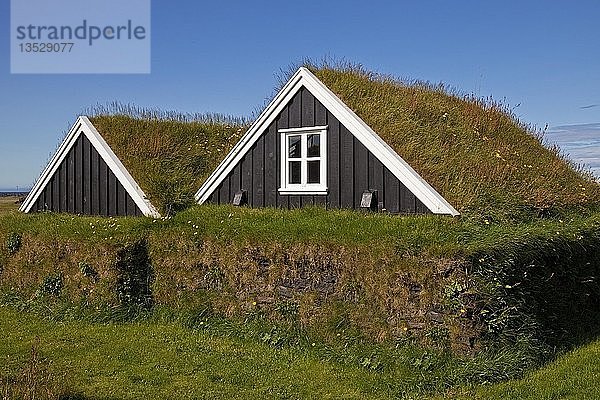 Traditionelle Holzhäuser mit Grasdach  Museum Hellissandur  Snæfellsnes  Westisland  Island  Europa