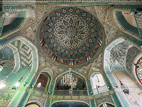 Kronleuchter und Kuppel  Moschee Tekyeh Moaven-ol Molk  Kermanshah  Iran  Asien
