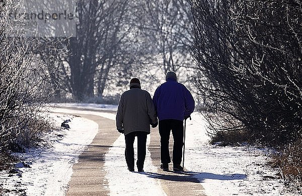 Älteres Ehepaar bei einem Spaziergang im Winter