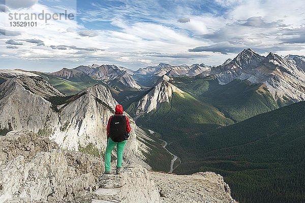 Wanderin blickt vom Gipfel über Berglandschaft  Panoramablick  Sulphur Skyline Trail  Nikassin Range  Jasper National Park  British Columbia  Kanada  Nordamerika