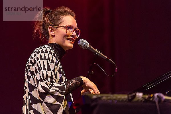 Die isländische Musikerin Sóley Stefánsdóttir live beim Blue Balls Festival Luzern  Schweiz  Europa