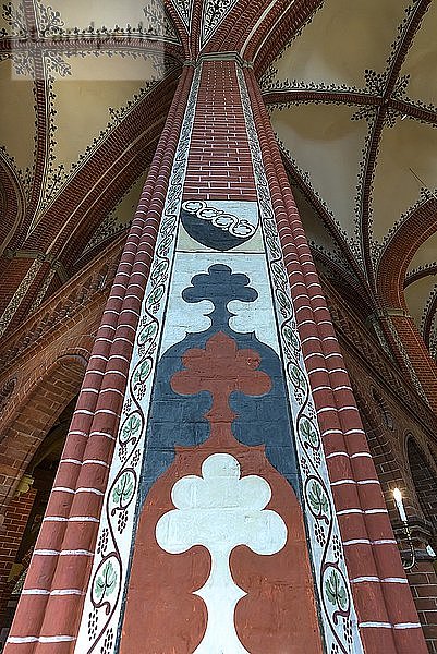 Bemalte Säule in der Stadtkirche St. Maria und St. Nikolaus  gotische Hallenkirche 1309  Sternberg  Mecklenburg-Vorpommern  Deutschland  Europa