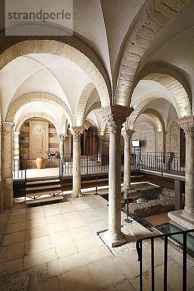 Portikus zwischen dem Dom Santa Maria Matricolare und dem Baptisterium von San Giovanni in Fonte  Verona  Venetien  Italien  Europa